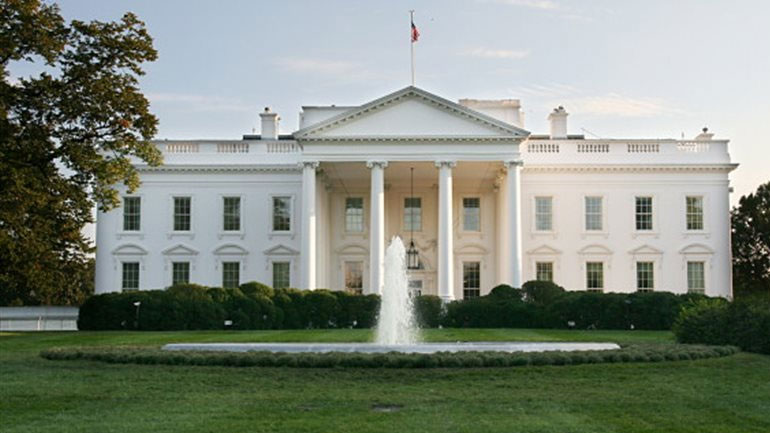 ΗΠΑ: Μεσίστιες οι σημαίες στον Λευκό Οίκο στη μνήμη των θυμάτων της επίθεσης στη Νίκαια