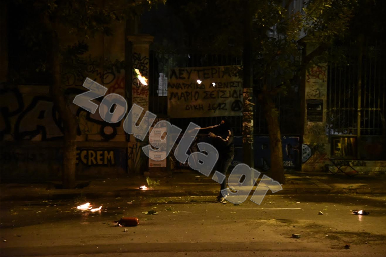 Ένας από τους διαδηλωτές έχει μόλις πετάξει μία βόμβα μολότοφ