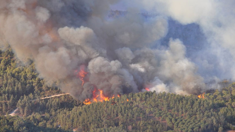 Σε εξέλιξη μεγάλη φωτιά στη Ζάκυνθο