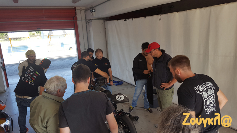 Τελευταίες ημέρες δοκιμών και σύσσωμη η ομάδα έχει πέσει πάνω από την μοτοσικλέτα για να την εξελίξει στον μέγιστο βαθμό...
