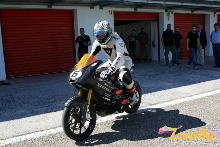 Ο Αντώνης Λακίδης ετοιμάζεται να μπει στην πίστα...