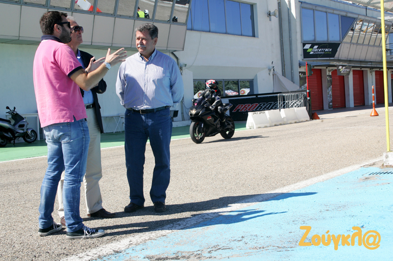 Ο πρόεδρος του αυτοκινητοδρομίου Σερρών Θεόδωρος Αραμπατζής (δεξιά) που εκπροσωπεί το Δήμο της πόλης στηρίζει την προσπάθεια των φοιτητών του πανεπιστημίου Δυτικής Μακεδονίας