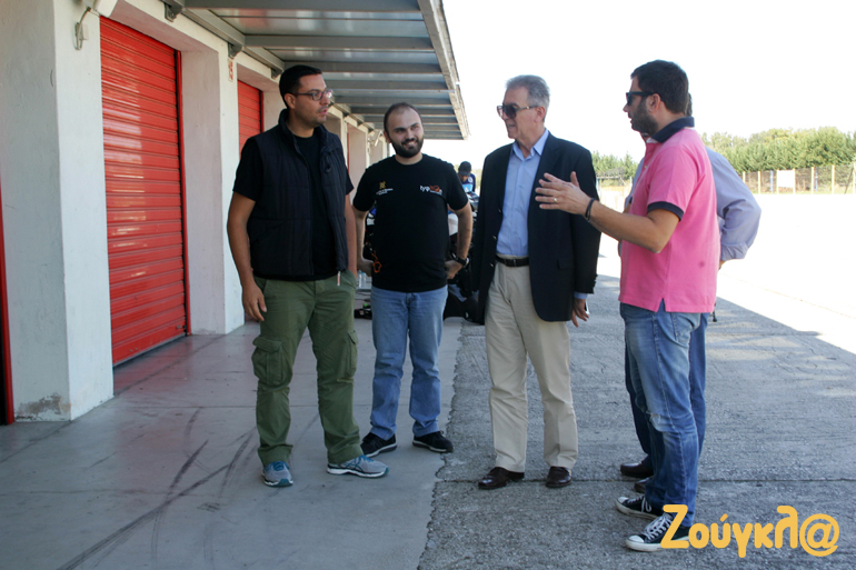 Ο καθηγητής Δημήτρης Γιαγκόπουλος (αριστερά) συνομιλεί με τον Δήμαρχο Σερρών Πέτρο Αγγελίδη (με τα γυαλιά), τον Βασίλη Σαρημπαλίδη (zougla.gr - δεξιά) και φοιτητή του τμήματος μηχανολογίας...