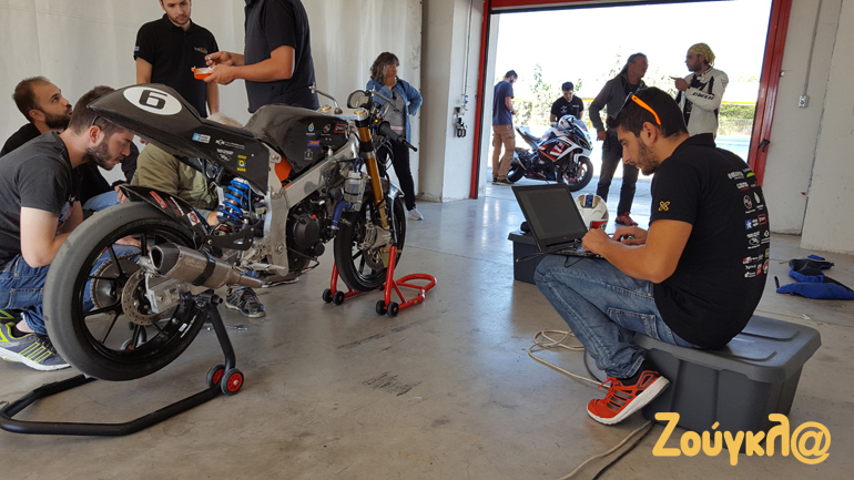 Όλη η ομάδα των φοιτητών εργάζεται πυρετωδώς... 