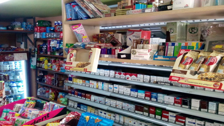 Αποσύρθηκε η τροπολογία για την απαγόρευση πώλησης τσιγάρων στα ψιλικατζίδικα