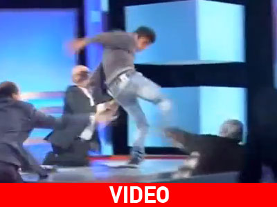 Ξυλοκόπησε τη μητέρα του on air σε εκπομπή!