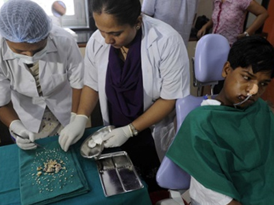 Αφαίρεσαν 232 δόντια από το στόμα νεαρού Ινδού