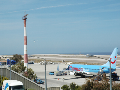 Συλλήψεις στο αεροδρόμιο της Θήρας