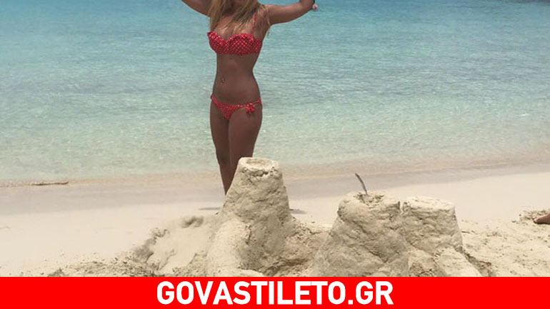 Ποζάρει με τα κάστρα της στην άμμο γνωστή παρουσιάστρια