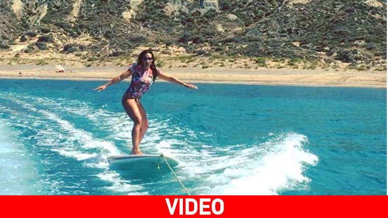 Η Ελένη Πετρουλάκη «δαμάζει» τα κύματα Η Ελένη Πετρουλάκη «δαμάζει» τα κύματα