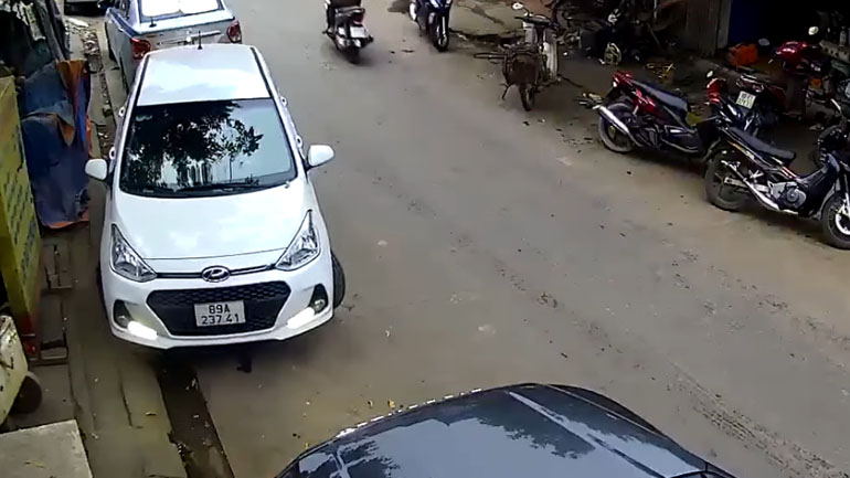 Πήγε να ξεπαρκάρει και τα διέλυσε όλα!