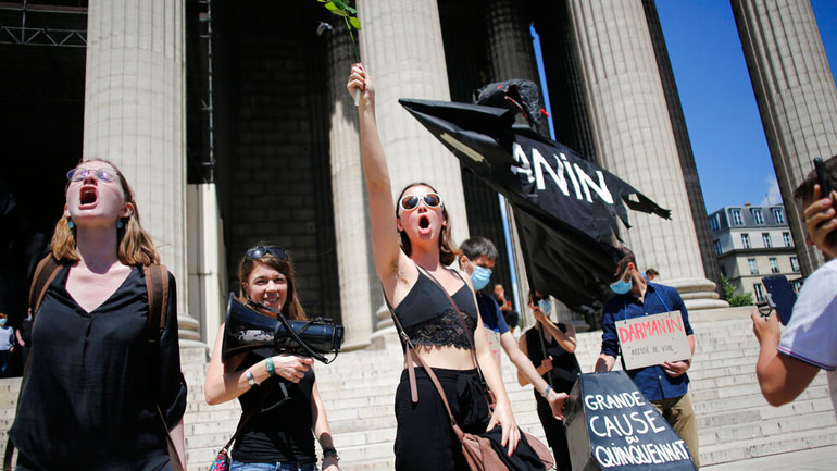 Γαλλία: Τόπλες διαμαρτυρία μπροστά από το Ελιζέ κατά της κυβέρνησης Μακρόν