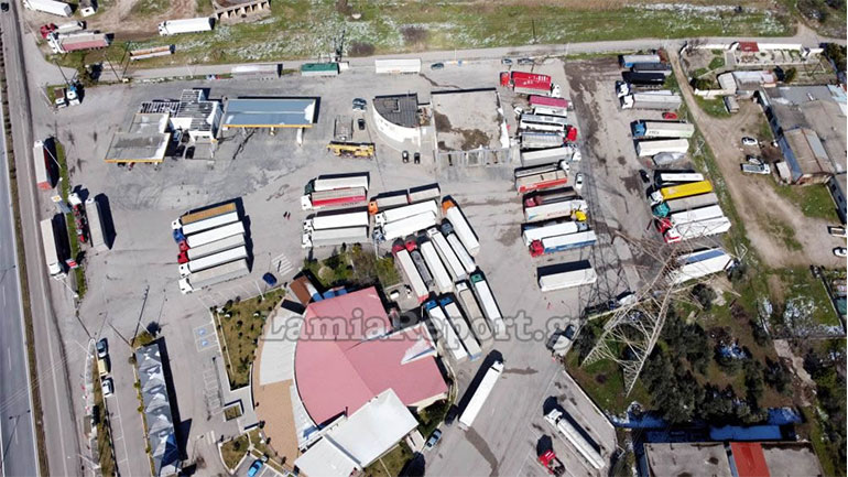 Απέραντο πάρκινγκ φορτηγών στην Αθηνών – Λαμίας Απέραντο πάρκινγκ φορτηγών στην Αθηνών – Λαμίας