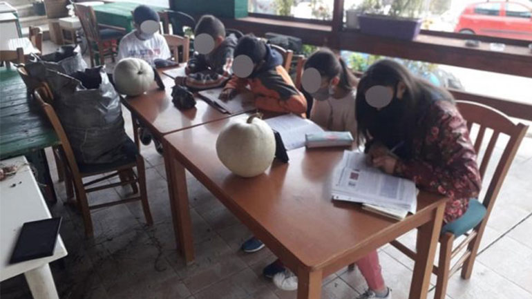Χανιά: Τηλεκπαίδευση στο καφενείο λόγω της διακοπής ρεύματος