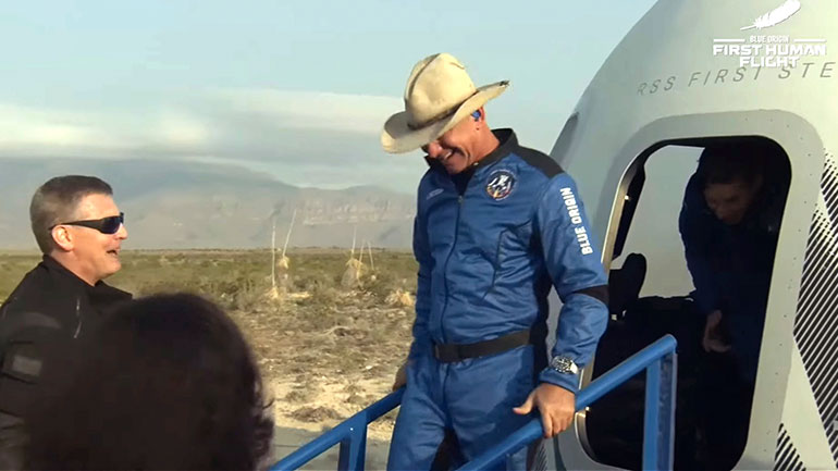 Ο Τζεφ Μπέζος ταξίδεψε στο διάστημα Ο Τζεφ Μπέζος ταξίδεψε στο διάστημα