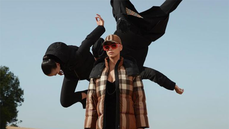 Μοντέλα του Burberry πετούν μέσα από σταροχώραφα