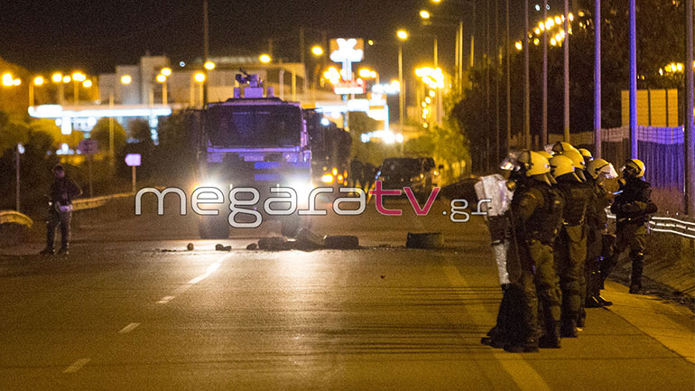 Δεύτερη νύχτα έντασης στα Μέγαρα – Κλειστή έμεινε για δύο ώρες η Αθηνών – Κορίνθου