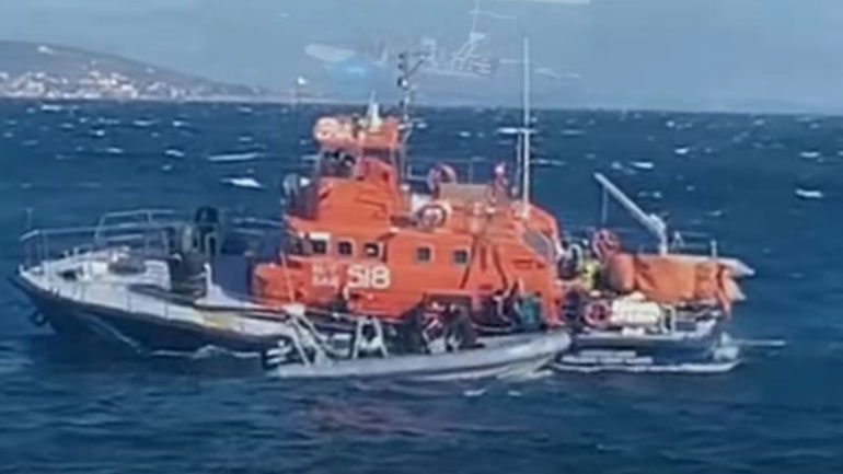 Καρέ – καρέ η επιχείρηση διάσωσης των προσφύγων στα ανοιχτά της Χίου