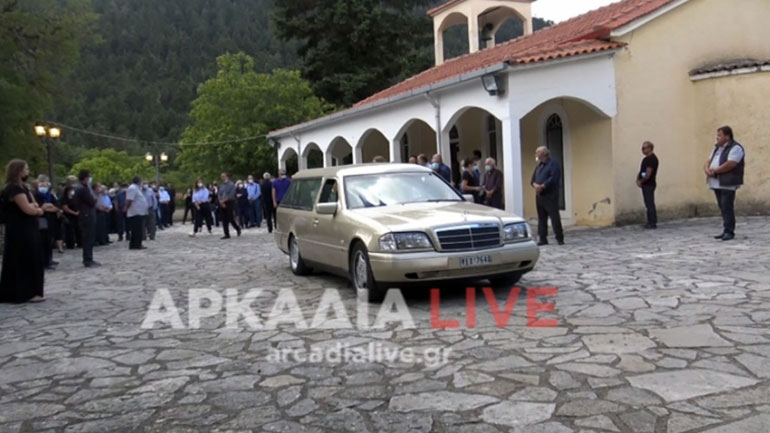 Μαντέικα Αρκαδίας: Σε βαρύ κλίμα η κηδεία του 15χρονου – Τι λέει ο αδελφός του