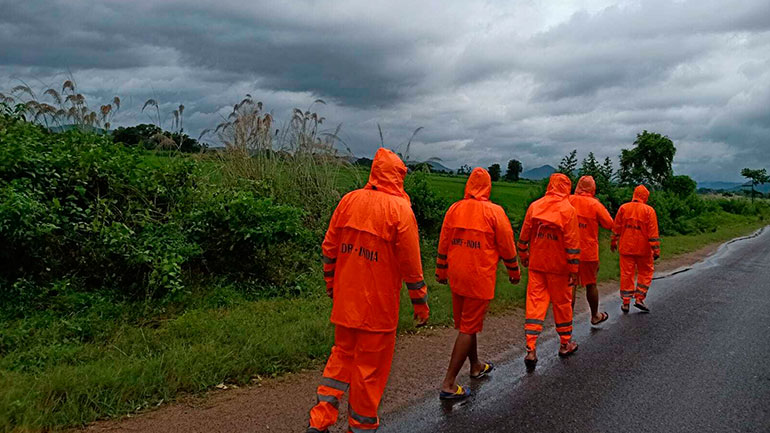 Ινδία: Πλησιάζει επικίνδυνα ο τυφώνας Γκούλαμπ – Χιλιάδες πολίτες φεύγουν από τα σπίτια τους