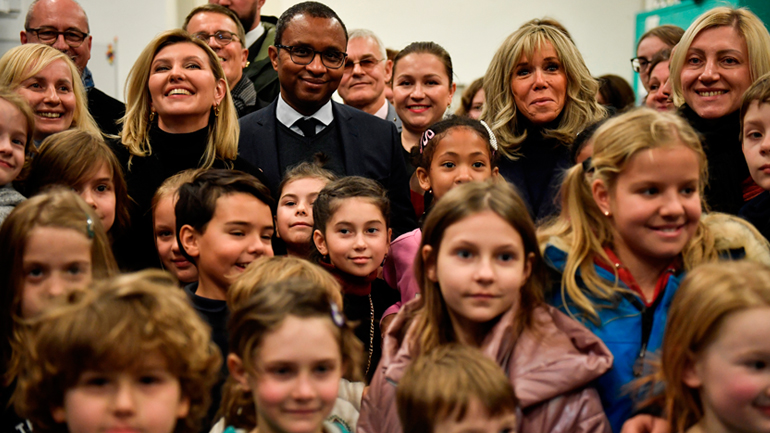 Μπριζίτ Μακρόν και Ολένα Ζελένσκα συνάντησαν Ουκρανούς μαθητές σε σχολεία στο Παρίσι