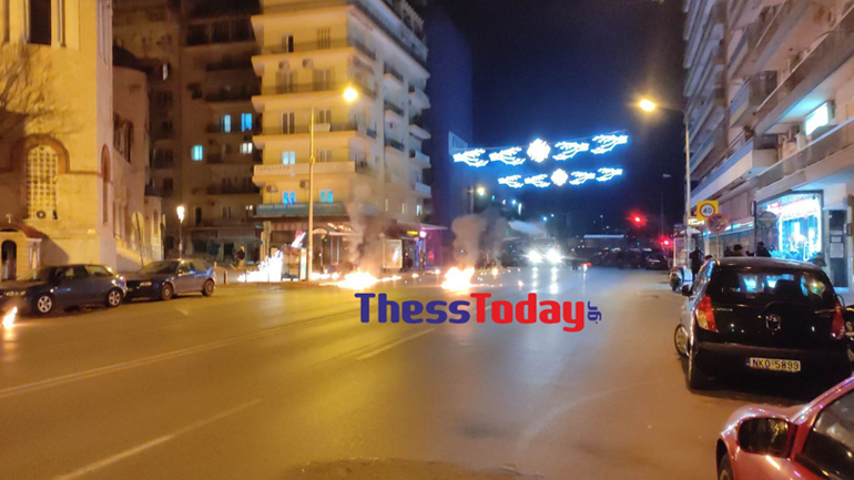 Επεισόδια με μολότοφ και χημικά στην Καμαρά στην πορεία για τον θάνατο του 16χρονου Ρομά