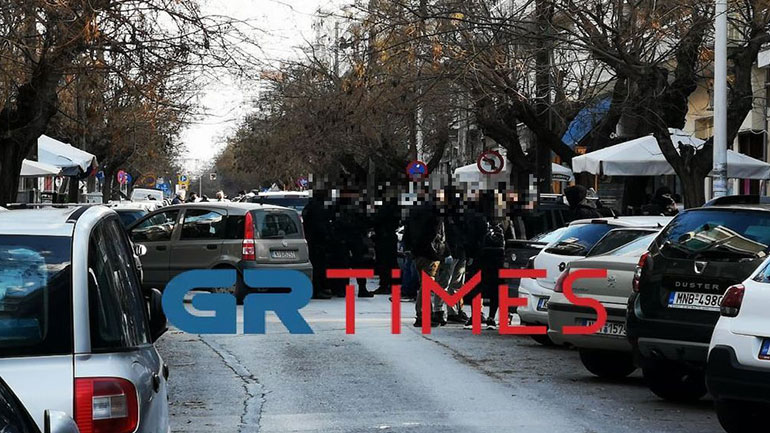 Θεσσαλονίκη: Μεγάλη αστυνομική επιχείρηση σε συνδέσμους οπαδών του ΠΑΟΚ – Βρέθηκε ματσέτα στον τόπο του εγκλήματος