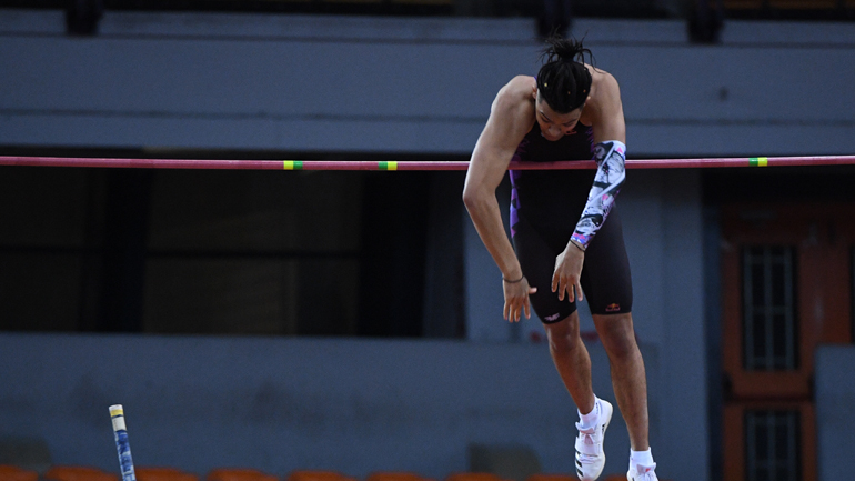 Εμμ. Καραλής: Νέο ατομικό ρεκόρ με 5,81μ. και παρουσία στο Παγκόσμιο κλειστού στίβου στο Βελιγράδι.