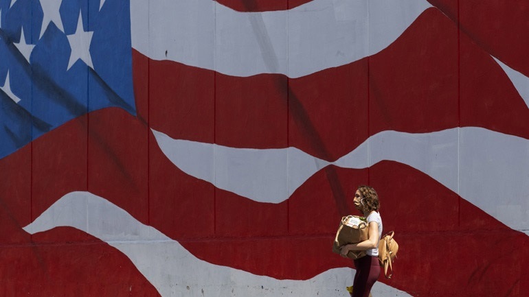 Η πλειοψηφία των Αμερικανών φοβάται ότι η Δημοκρατία τους διατρέχει κίνδυνο να «καταρρεύσει»