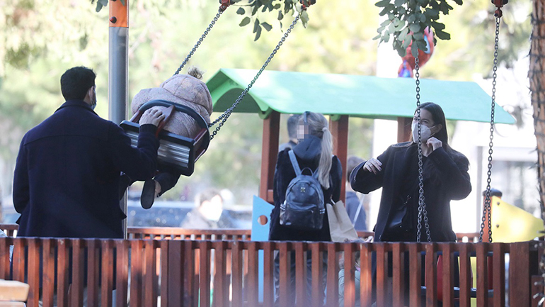 Θανάσης Πατριαρχέας-Βίβιαν Δράκου: Με την κόρη τους στην παιδική χαρά