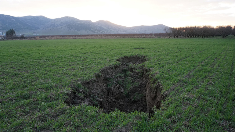 Λάρισα: Η γη «κατάπιε» δένδρα – Ο μεγάλος όγκος νερού δημιούργησε το ρήγμα