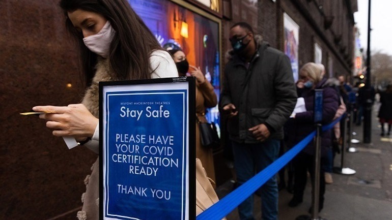 H Bρετανία αίρει σχεδόν όλους τους περιορισμούς για τον κορωνοϊό