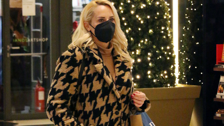 Η Έλενα Ασημακοπούλου φοράει το πιο κομψό πανωφόρι του χειμώνα