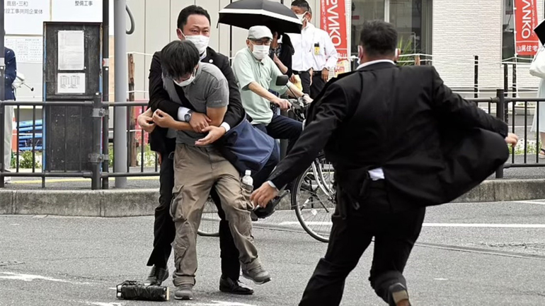 Ο δολοφόνος του Άμπε δηλώνει ότι χρησιμοποίησε αυτοσχέδιο όπλο