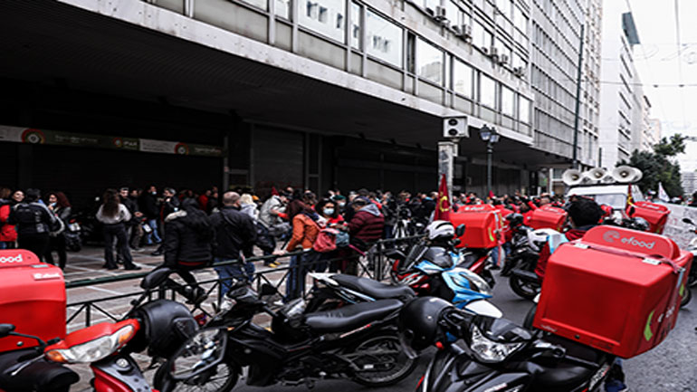 Ντελίβερι: Κράνη και οχήματα από τις ψηφιακές πλατφόρμες αλλιώς αποζημίωση 120 €