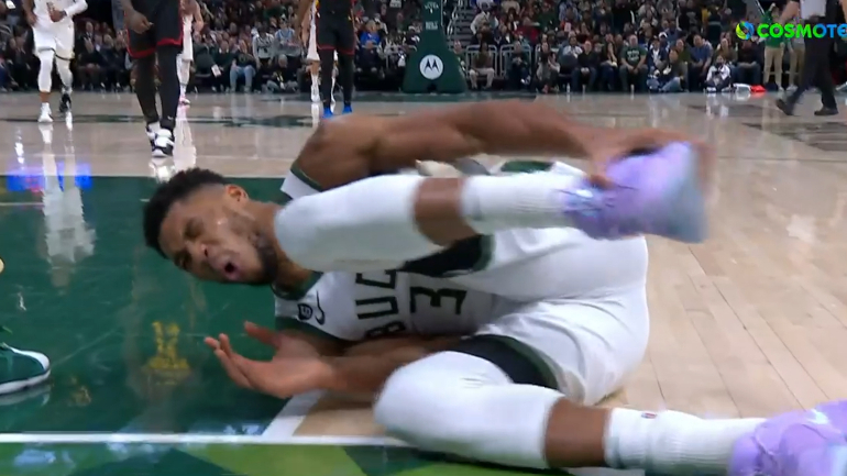 «Τρόμαξαν» με τον Γιάννη που έπεσε στο παρκέ πιάνοντας τον αστράγαλό του