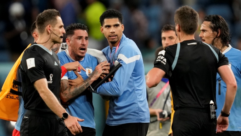 Ουρουργουάη: Εκτός εαυτού ο Χιμένες και οι συμπαίκτες του με τους διαιτητές