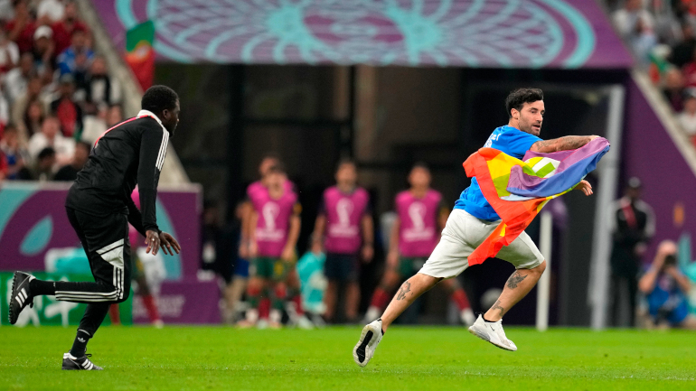 Μουντιάλ 2022: Ο «σεσημασμένος» Ιταλός που εισέβαλε στον αγώνα Πορτογαλία-Ουρουγουάη