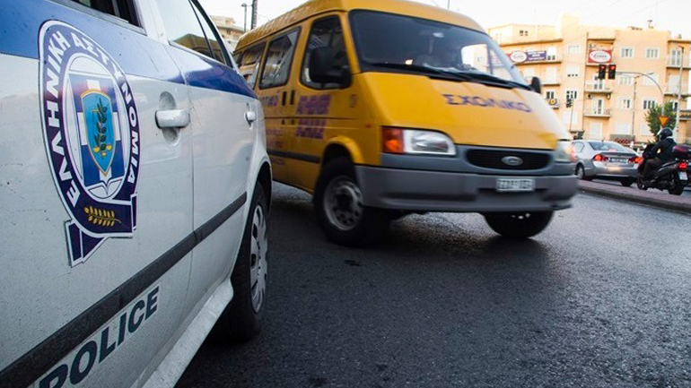 Συνελήφθησαν δύο άτομα στον Ασπρόπυργο επειδή ξέχασαν παιδί σε σχολικό λεωφορείο