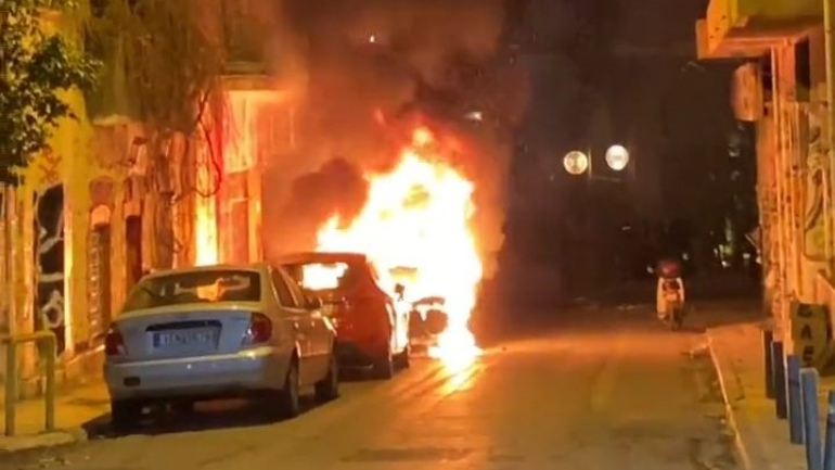 Εξάρχεια: Καμένο όχημα μετά από επίθεση αγνώστων σε διμοιρία των ΜΑΤ