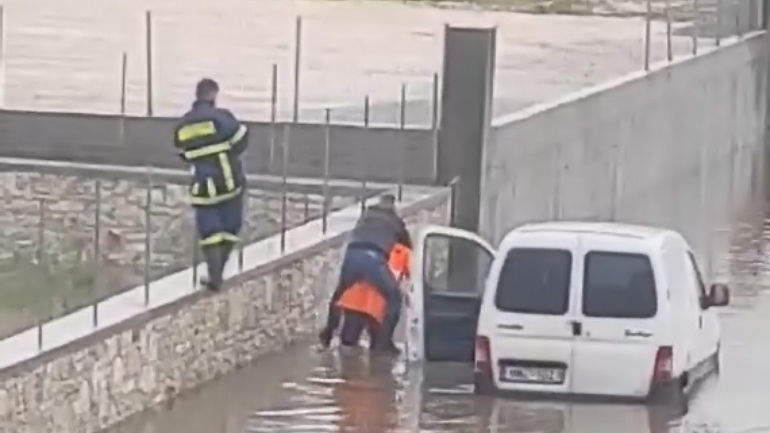 Ηγουμενίτσα: Απεγκλωβισμός οδηγού στην πλάτη πυροσβέστη