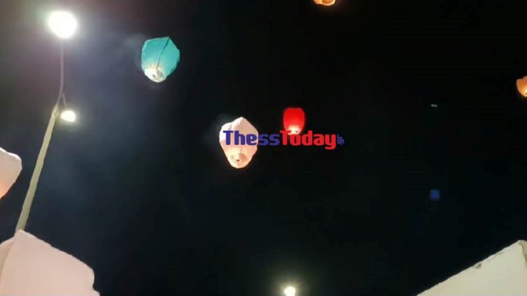 Λάρισα: Γέμισε με φαναράκια ο ουρανός μια εβδομάδα μετά την τραγωδία των Τεμπών