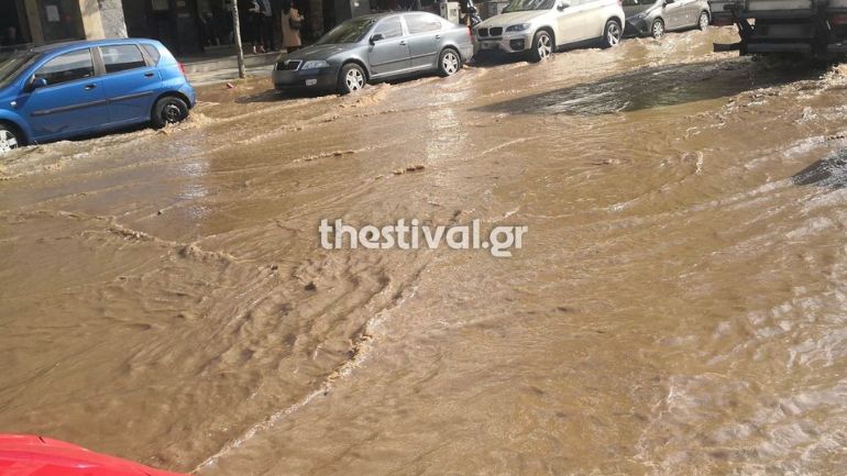 Χείμαρρος από λύματα μπροστά στα δικαστήρια Θεσσαλονίκης – Κυκλοφοριακό κομφούζιο