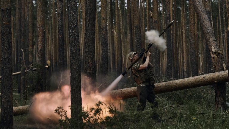 Ο ουκρανικός στρατός προωθείται προς δύο κατευθύνσεις στα προάστια του Μπαχμούτ