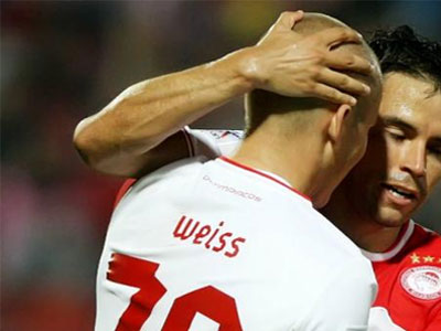 Έβαλαν φωτιά στη φανέλα του Βάις