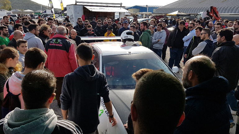 Πολύς κόσμος πήγε να δει τη ζημιά στα αυτοκίνητα...