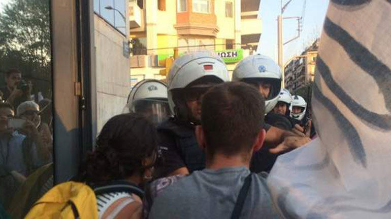 Επεισόδια έξω από την ΕΡΤ3 – Διαδηλωτές θέλουν να μπουν μέσα