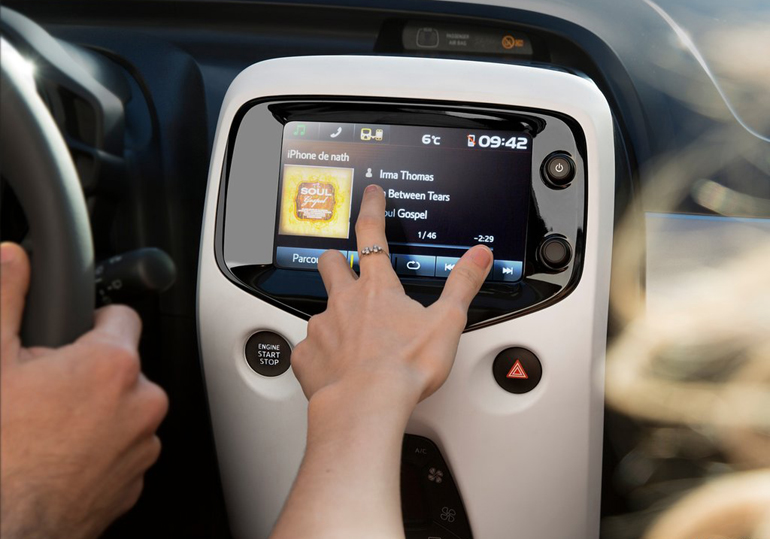 H οθόνη αφής στην κεντρική κονσόλα