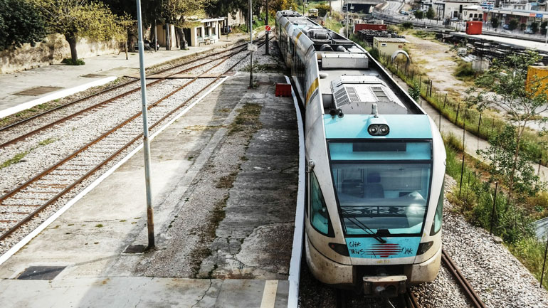 Τραγωδία στην Κόρινθο: Γυναίκα παρασύρθηκε από τον προαστιακό σιδηρόδρομο