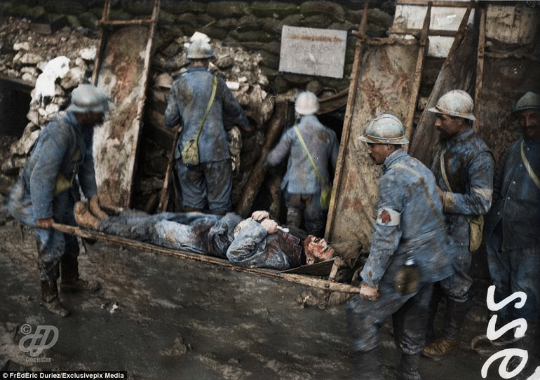 Βαριά τραυματισμένος Γάλλος στρατιώτης μεταφέρεται σε σταθμό πρώτων βοηθειών στο καταφύγιο MF3